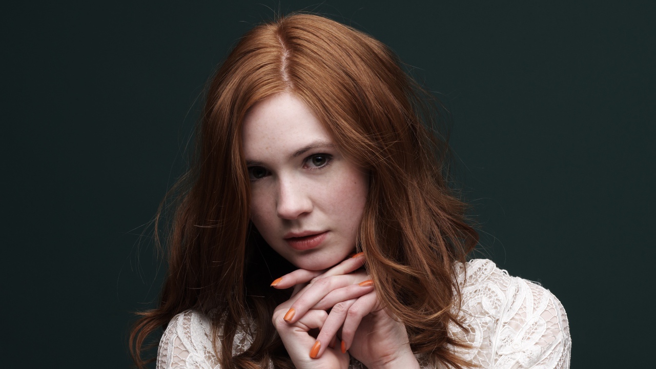 Рыжеволосая актриса Карен Гиллан на сером фоне