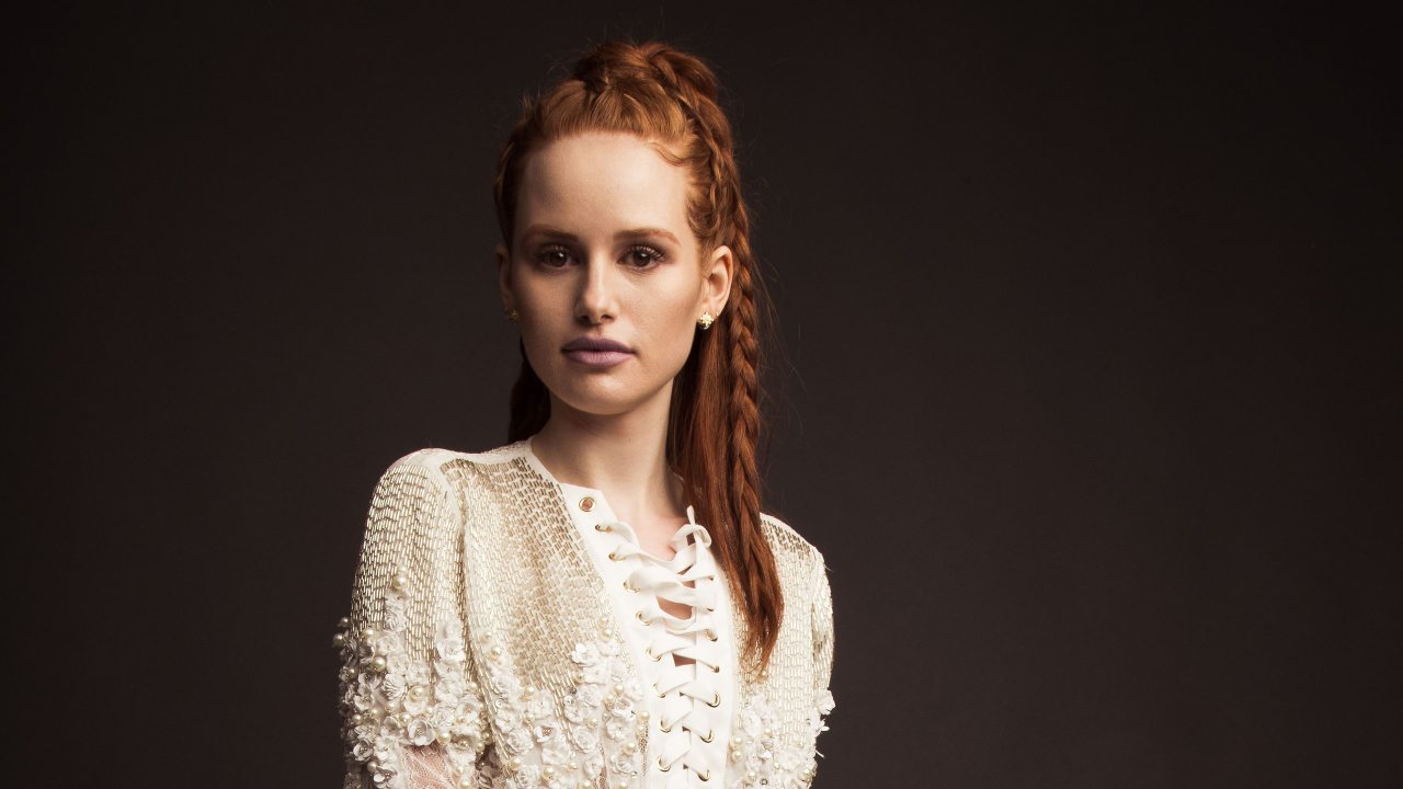 Рыжеволосая актриса Мэделин Петш в белом платье на сером фоне