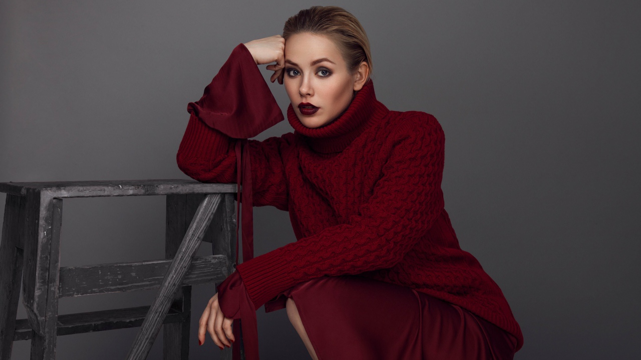 Российская актриса Зоя Бербер в красном свитере