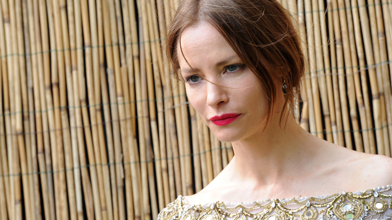 Грустная девушка, актриса Сиенна Гиллори