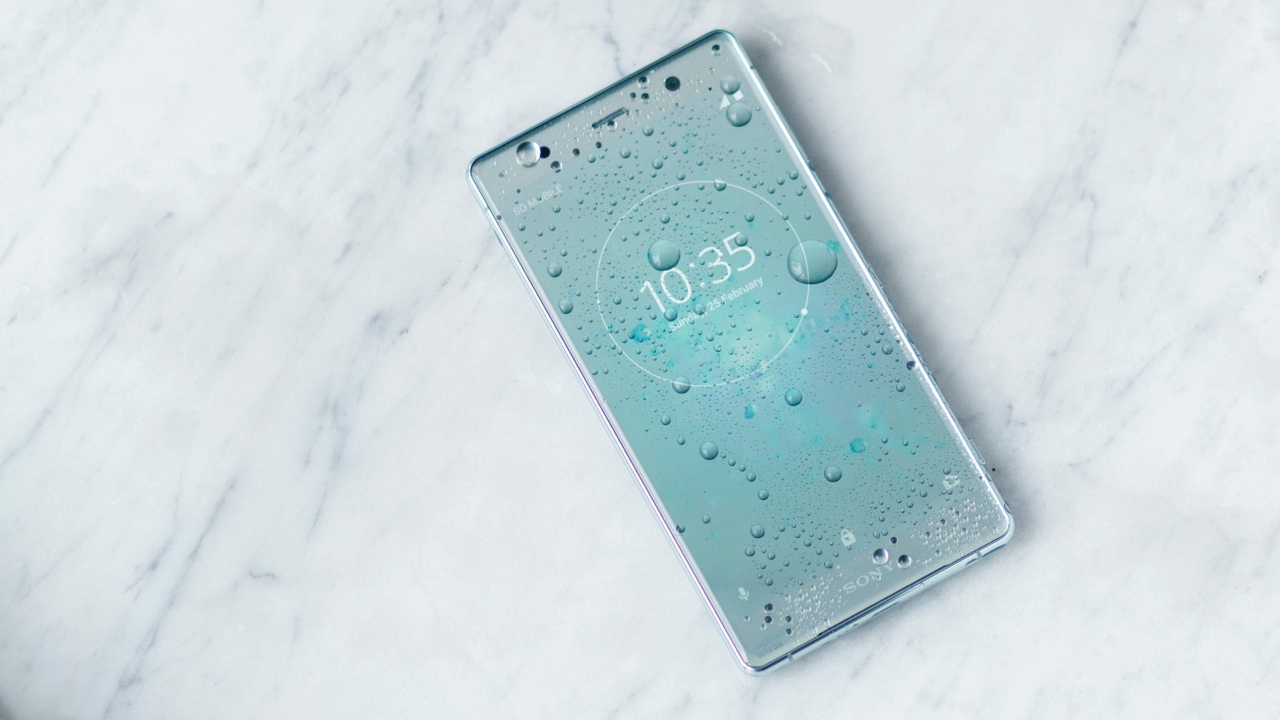 Тонкий смартфон Sony Xperia XZ2 в серебристом корпусе