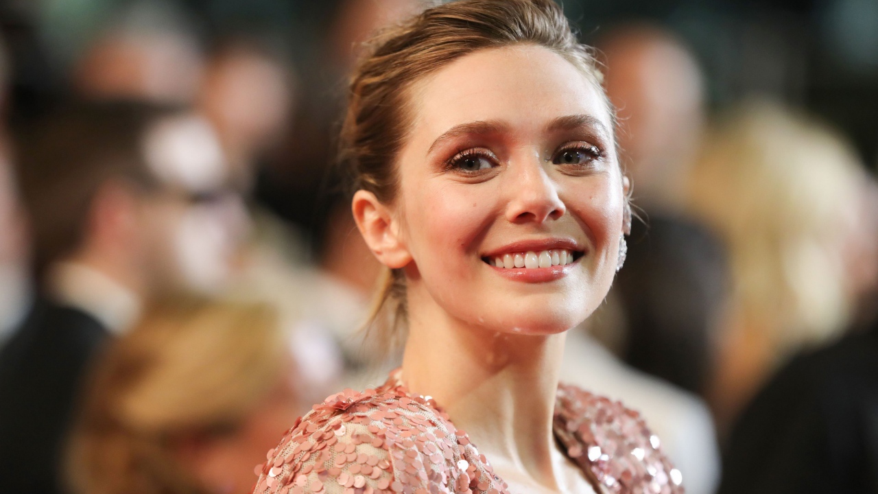 Улыбающаяся актриса Элизабет Олсен 