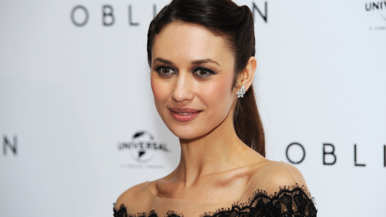 Улыбающаяся актриса Ольга Куриленко в черном платье