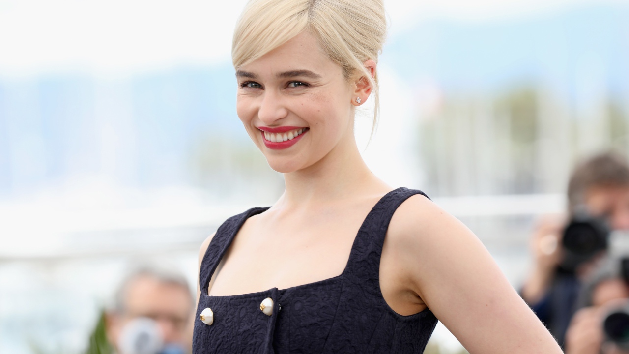 Улыбающаяся блондинка, актриса Эмилия Кларк