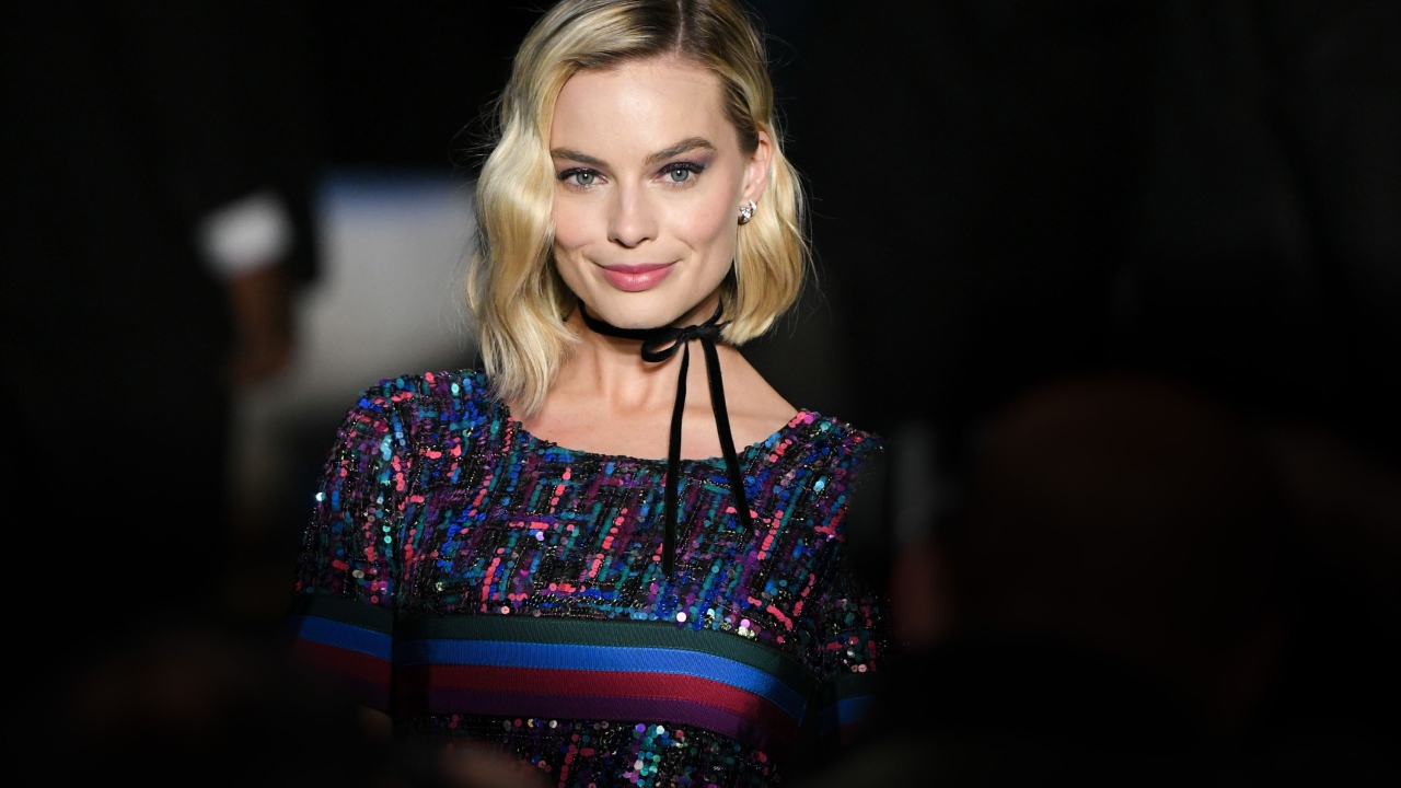 Улыбающаяся блондинка, актриса Марго Робби