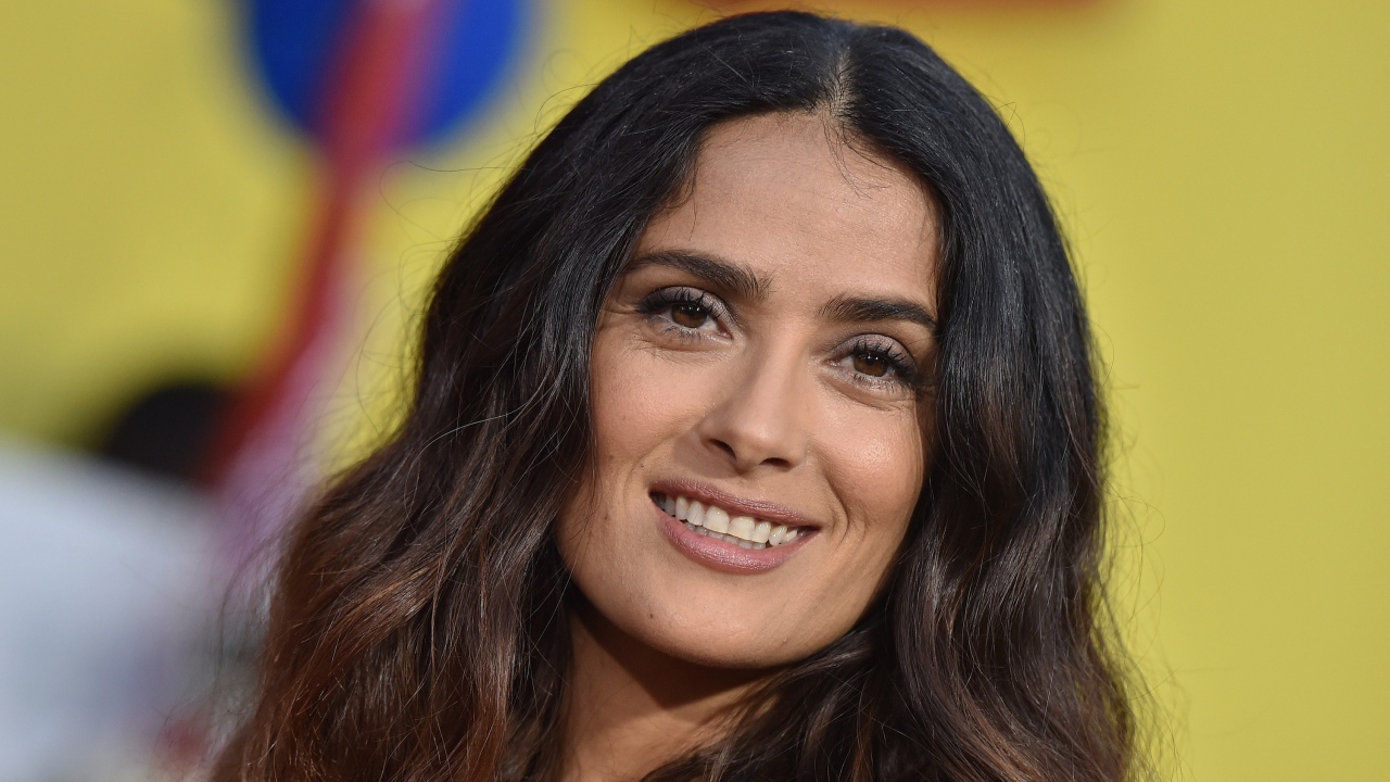 Улыбающаяся кареглазая женщина, актриса Сальма Хайек 