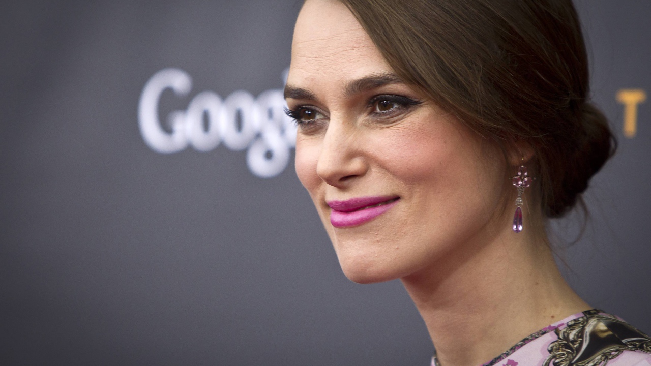 Улыбающаяся девушка, актриса Кира Найтли