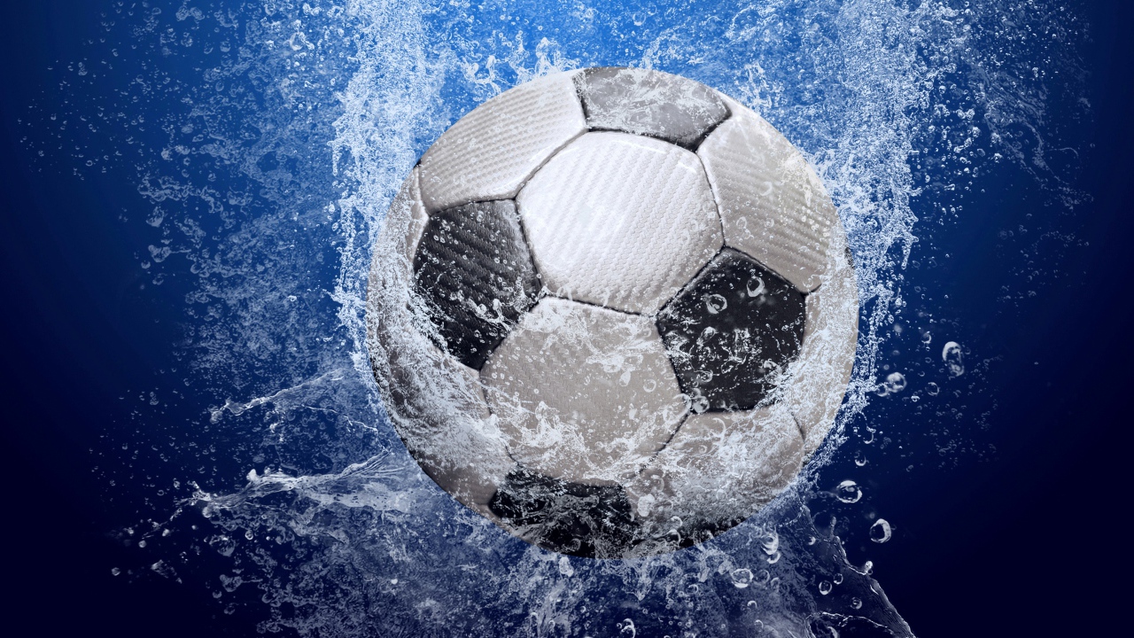 Футбольный мяч в воде на синем фоне