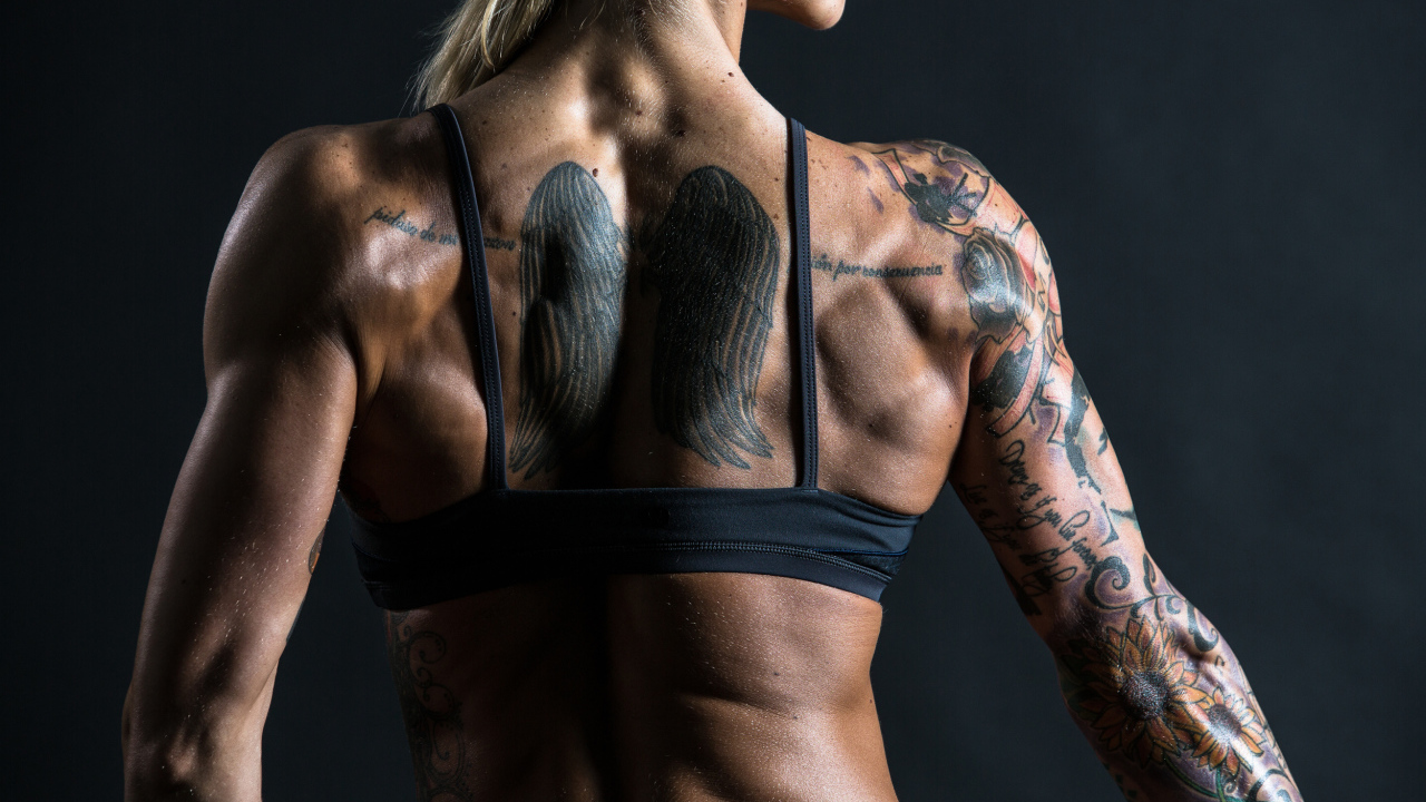 Татуировка крылья на спине у девушки