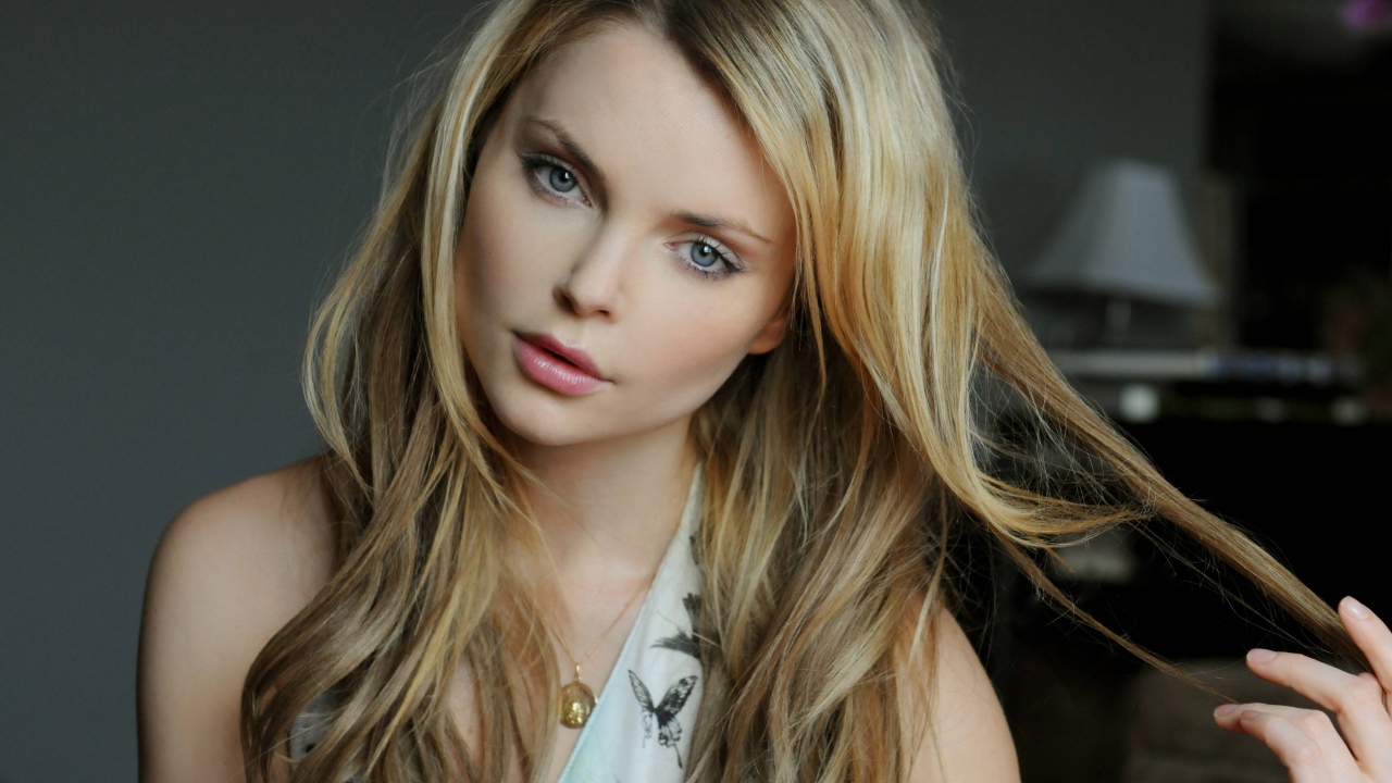 Нежная голубоглазая девушка, польская актриса Изабелла Мико