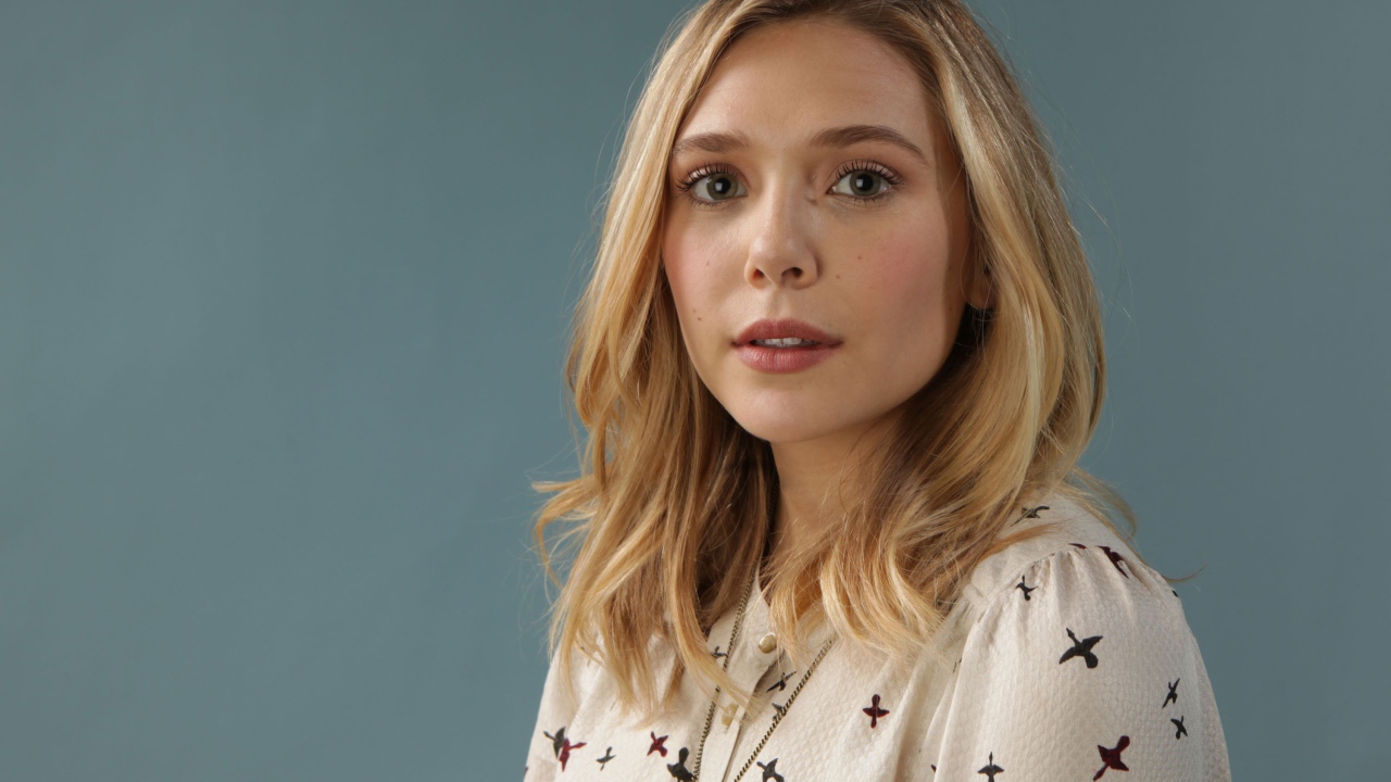 Нежная девушка, актриса Элизабет Олсен на сером фоне