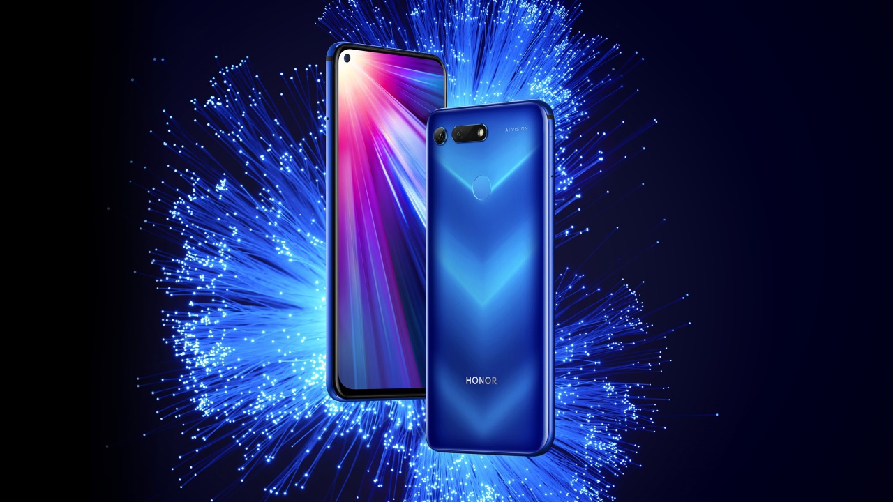 Два стильных смартфона Honor View 20 на ярком синем фоне
