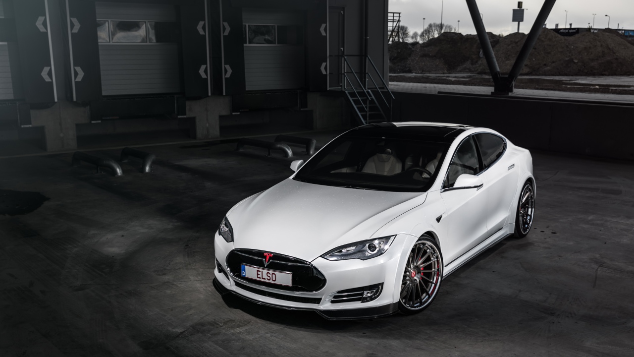 Белый автомобиль Tesla Model S 