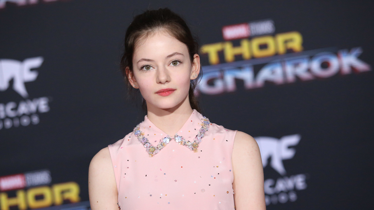 Молодая красивая девушка, актриса Маккензи Фой