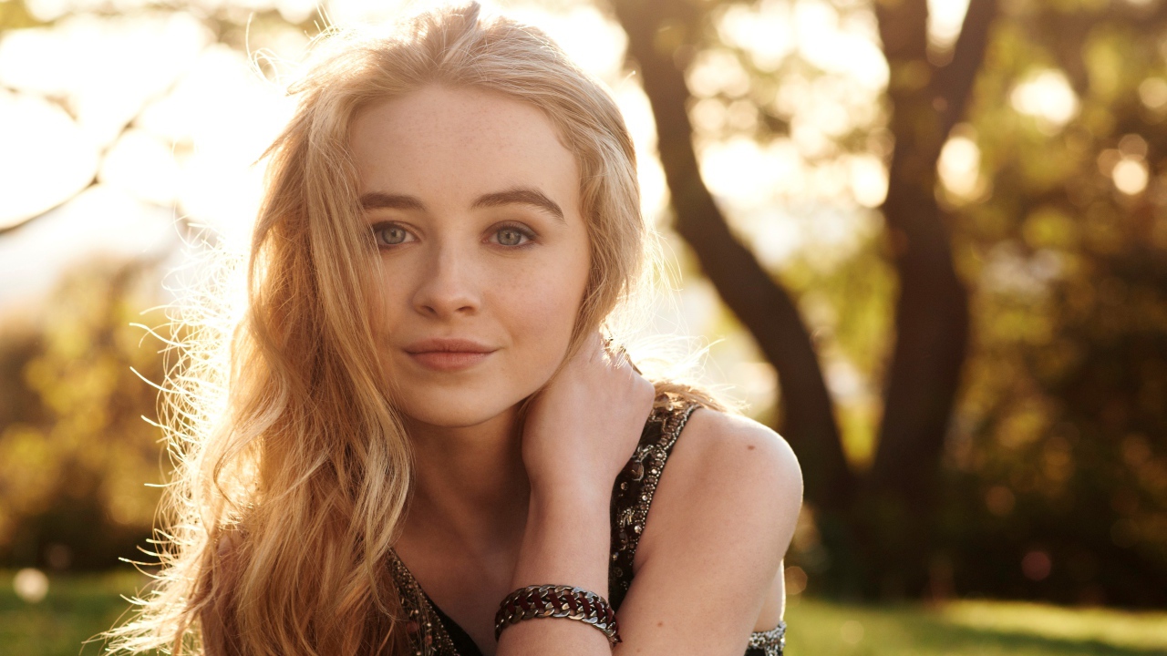 Молодая красивая девушка, актриса Сабрина Карпентер в лучах солнца