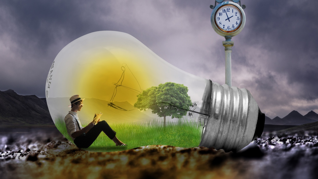 Мужчина сидит в большой фантастической лампочке у часов