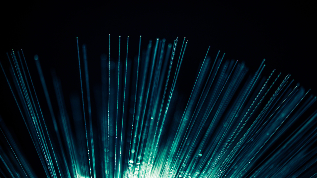 Неоновые лучи лампы на черном фоне 