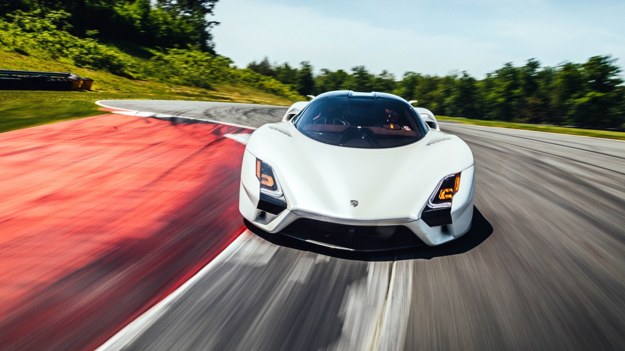 Гоночный автомобиль  SSC Tuatara, 2019 года на трассе