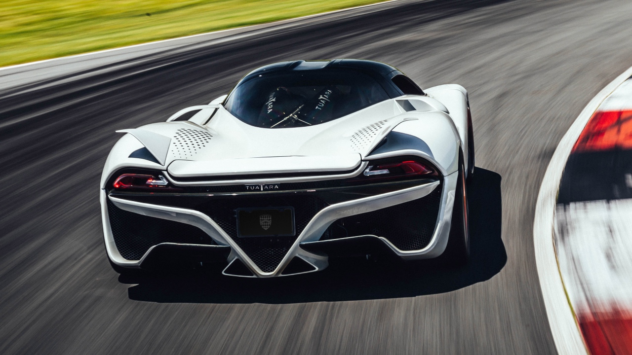 Спортивный автомобиль SSC Tuatara, 2019 года на трассе