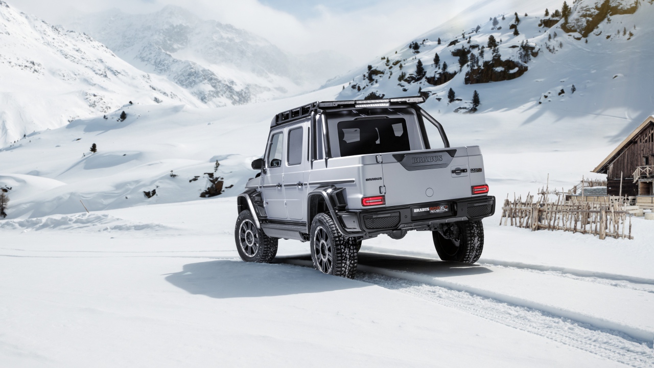 Автомобиль Brabus 800 Adventure XLP 2020 года в заснеженных горах 