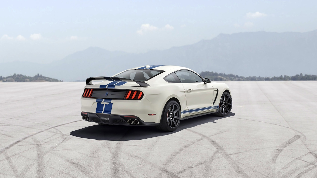 Автомобиль  Shelby GT350, 2020 года на асфальте