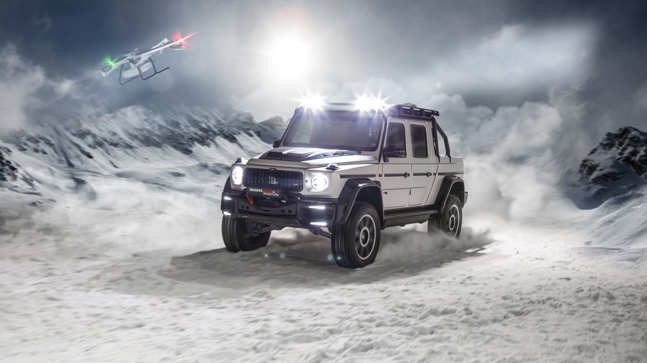 Быстрый  Brabus 800 Adventure XLP 2020 года едет по заснеженной дороге 