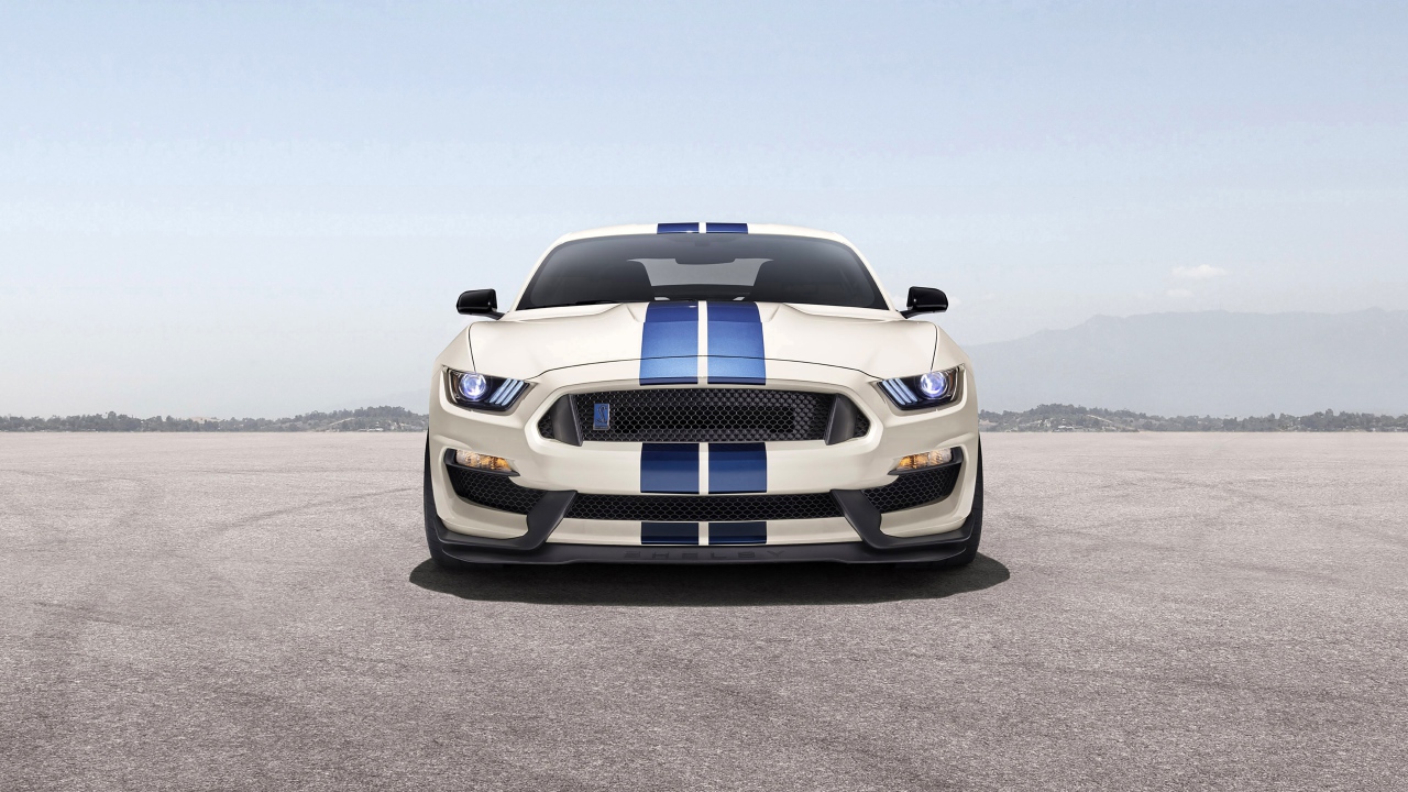 Автомобиль Shelby GT350, 2020 года вид спереди