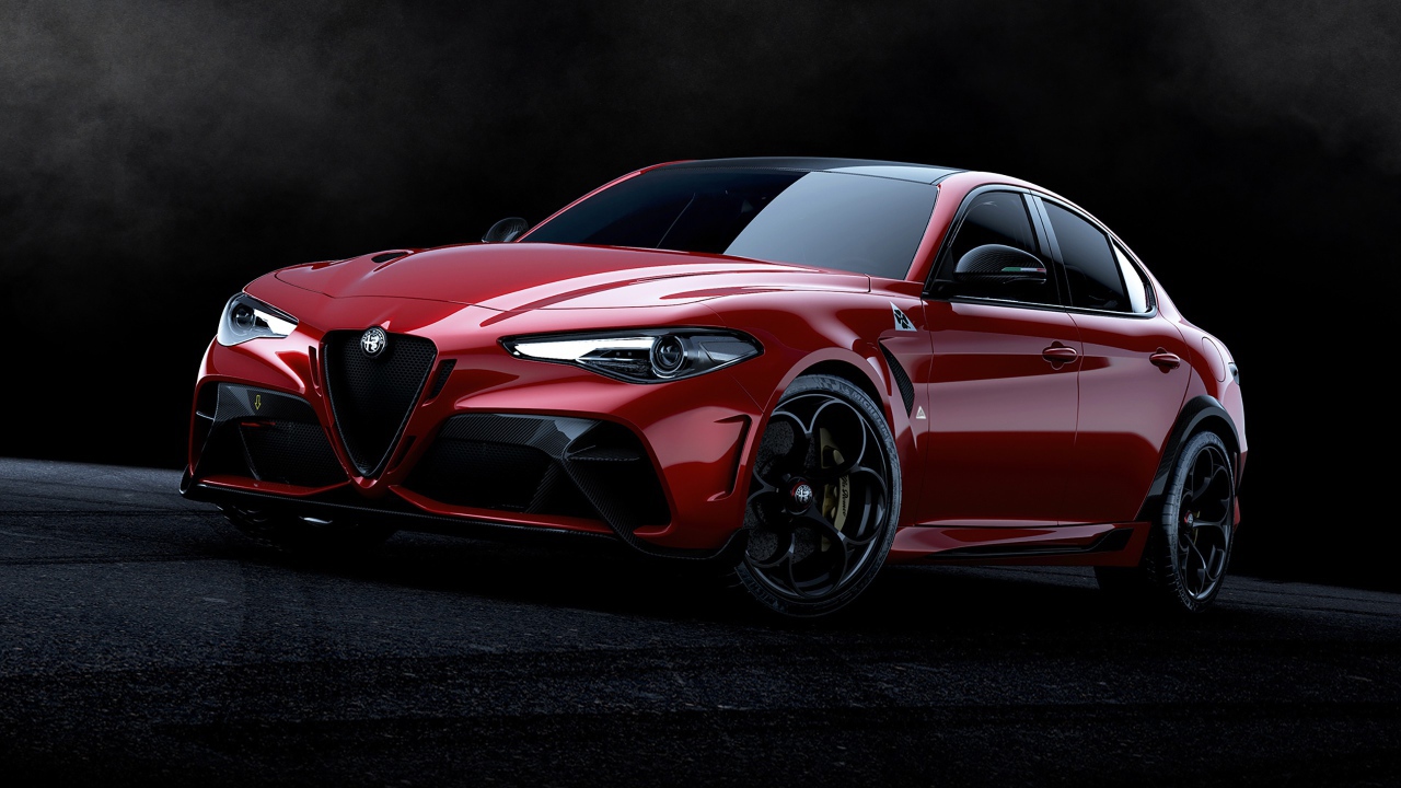Красный автомобиль Alfa Romeo Giulia GTA 2020 года на черном фоне