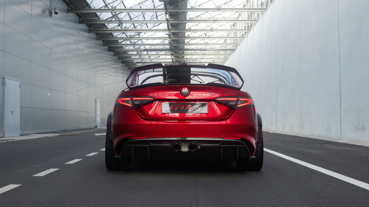 Красный автомобиль Alfa Romeo Giulia GTAm 2020 года вид сзади