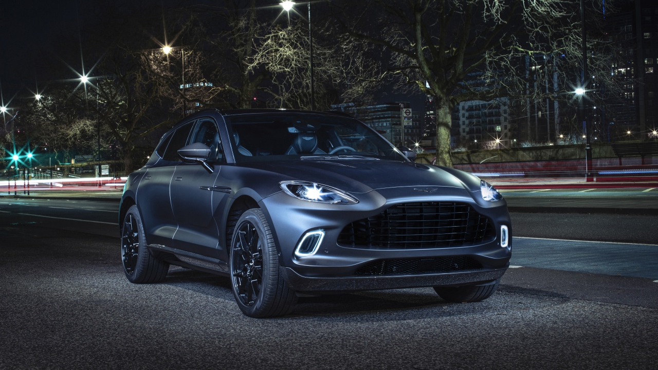 Автомобиль Aston Martin DBX Q Concept 2020 года с включенными фарами