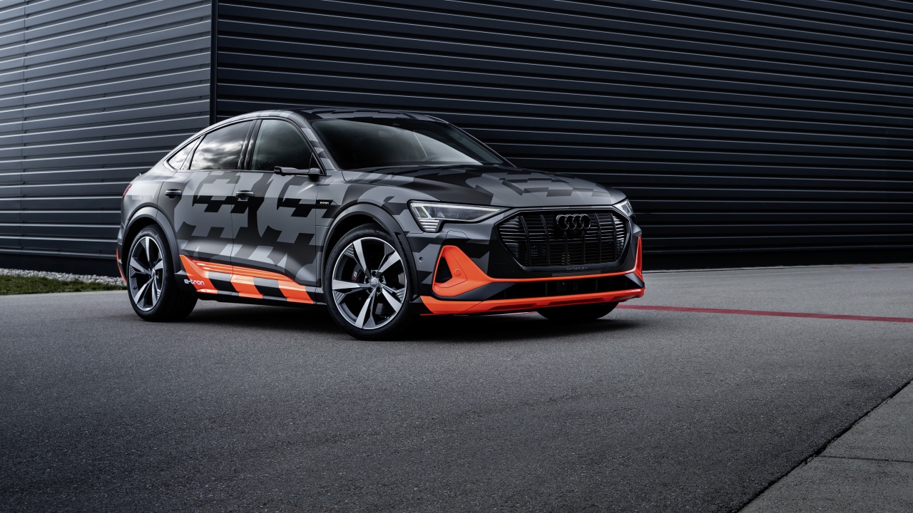Автомобиль Audi E-Tron S Sportback Prototype 2020 года на фоне черной стены 