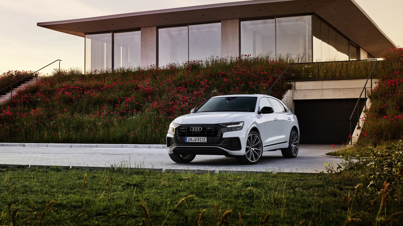 Автомобиль Audi Q8 60 TFSI E Quattro S Line 2020 года у дома