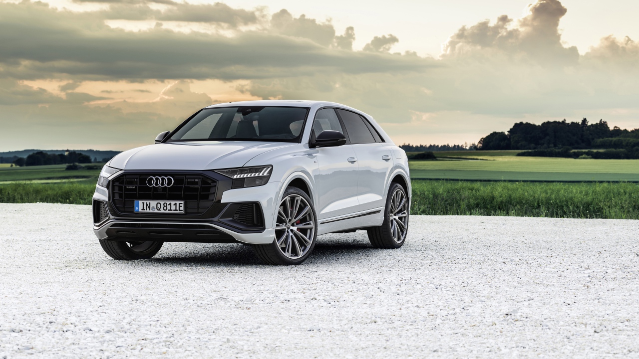 Автомобиль Audi Q8 60 TFSI E Quattro S Line 2020 года на фоне неба