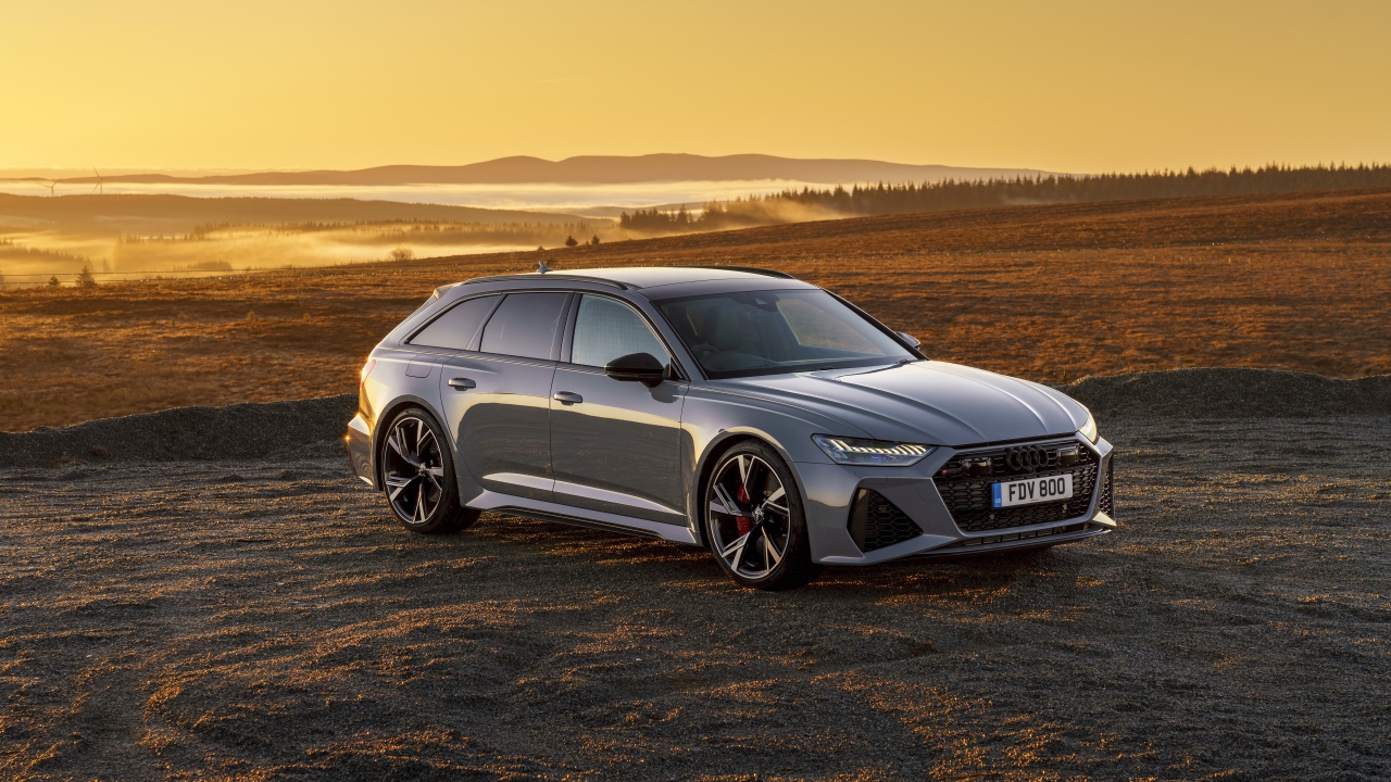Автомобиль Audi RS 6 Avant 2020 года на фоне заката