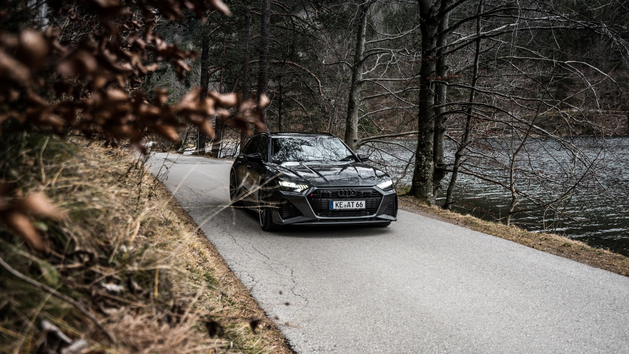 Автомобиль Audi RS 6 Avant 2020 года едет по дороге 