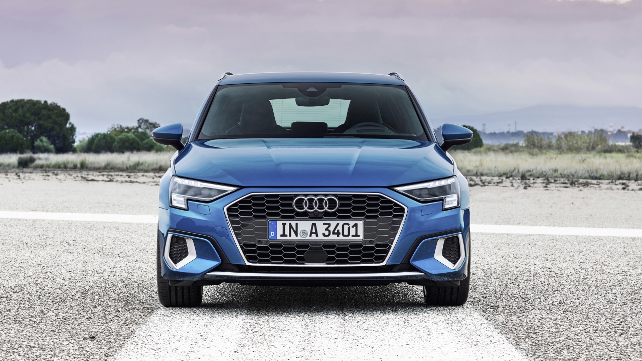 Синий автомобиль Audi A3 Sportback 35 TFSI 2020 года 