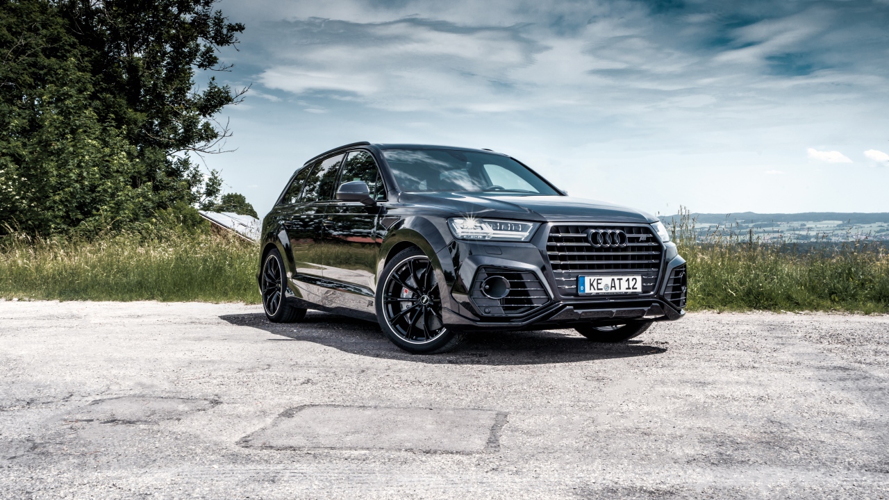 Черный автомобиль ABT Audi Q7 50 TDI на фоне неба