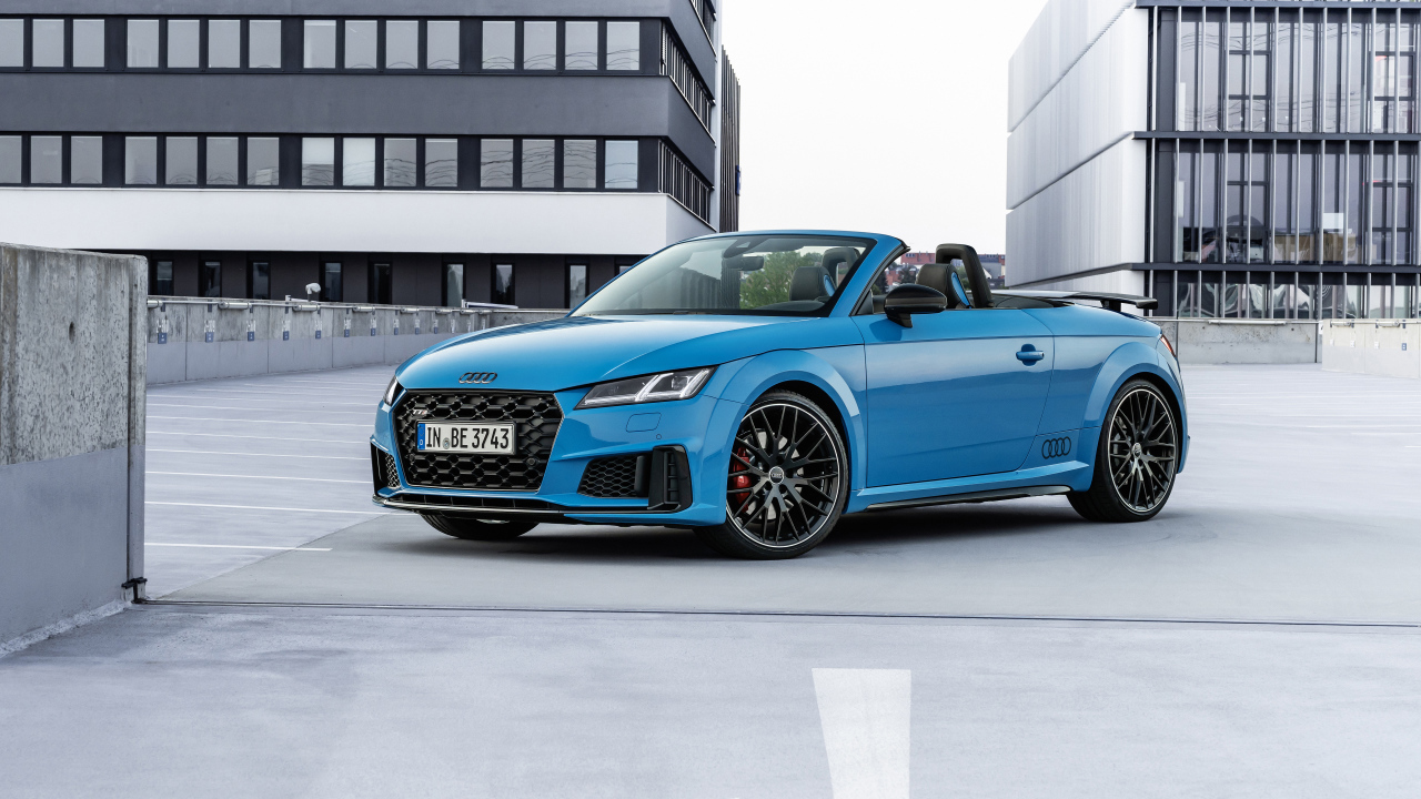 Голубой автомобиль кабриолет Audi TTS, 2021 года