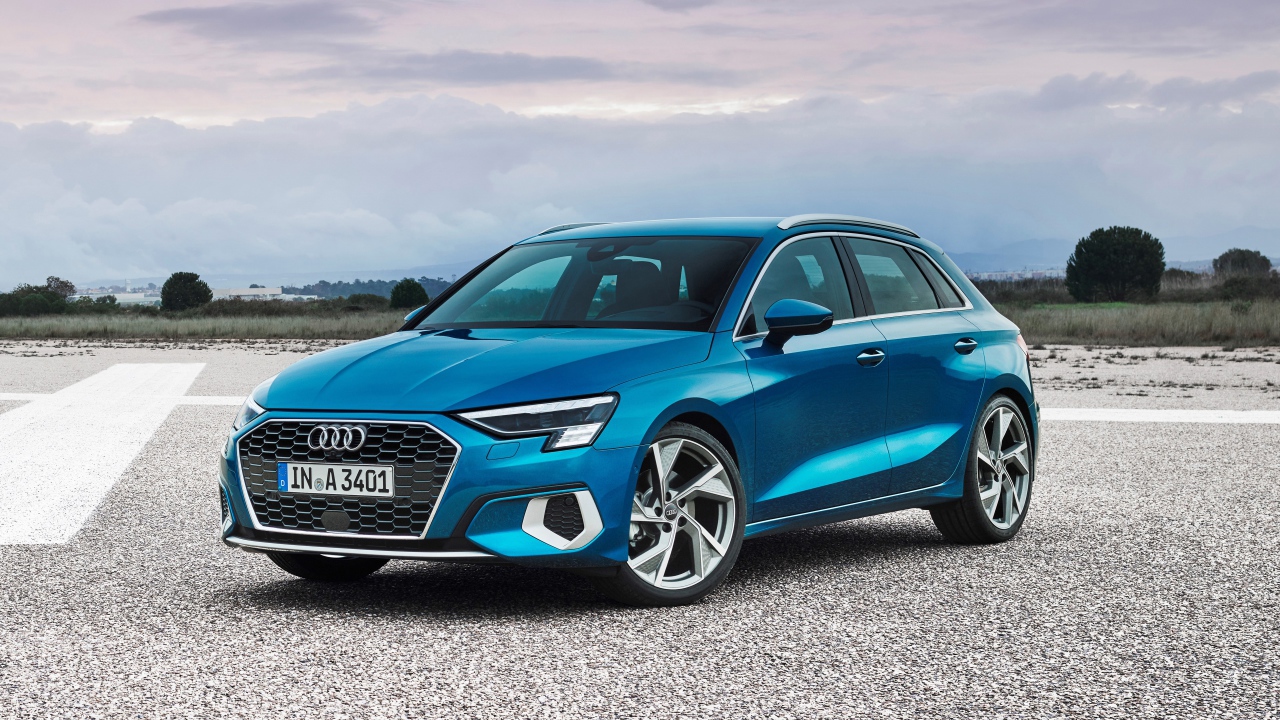 Синий автомобиль Audi A3 Sportback 35 TFSI 2020 года на асфальте 