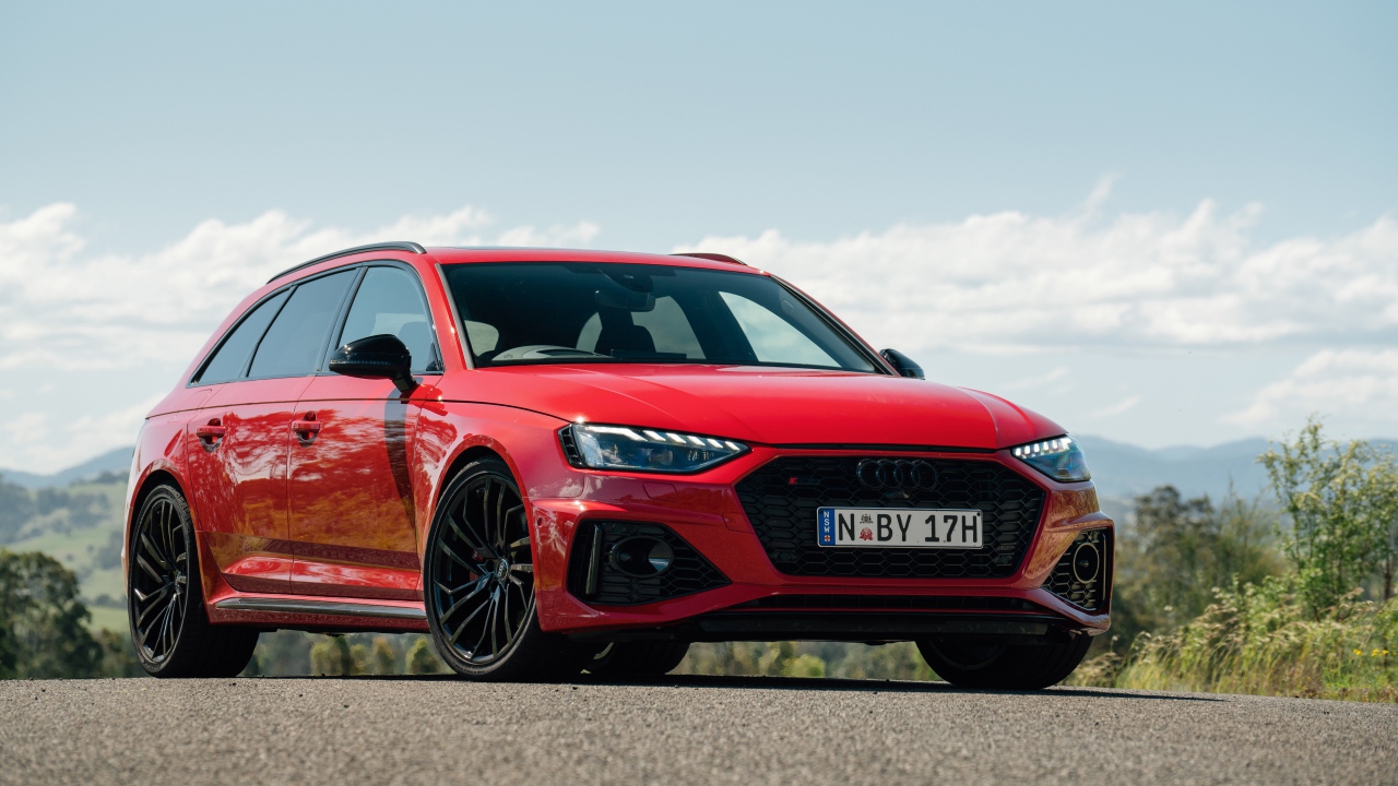 Красный автомобиль Audi RS 4 Avant 2020 года на фоне неба
