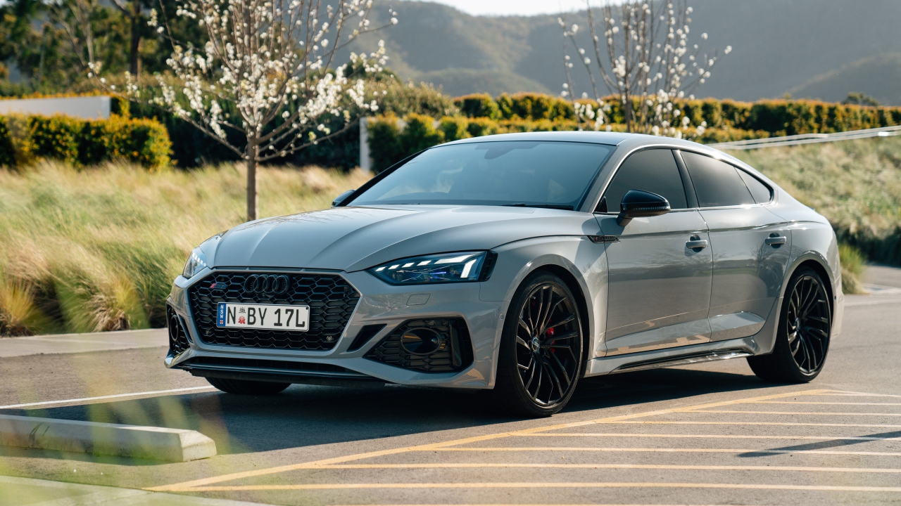 Серебристый автомобиль Audi RS 5 Sportback 2020 года на дороге