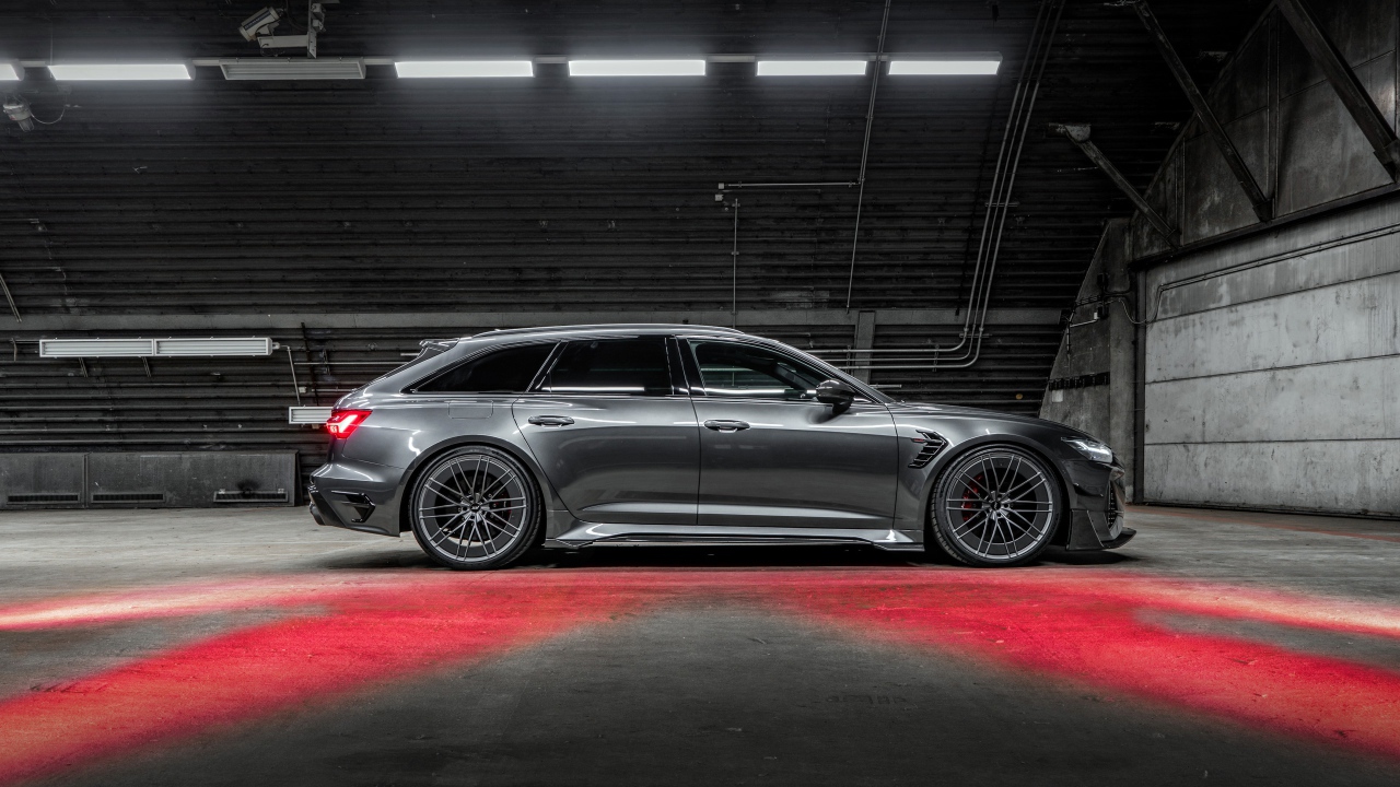 Серебристый автомобиль ABT RS6-R 2020 года в ангаре