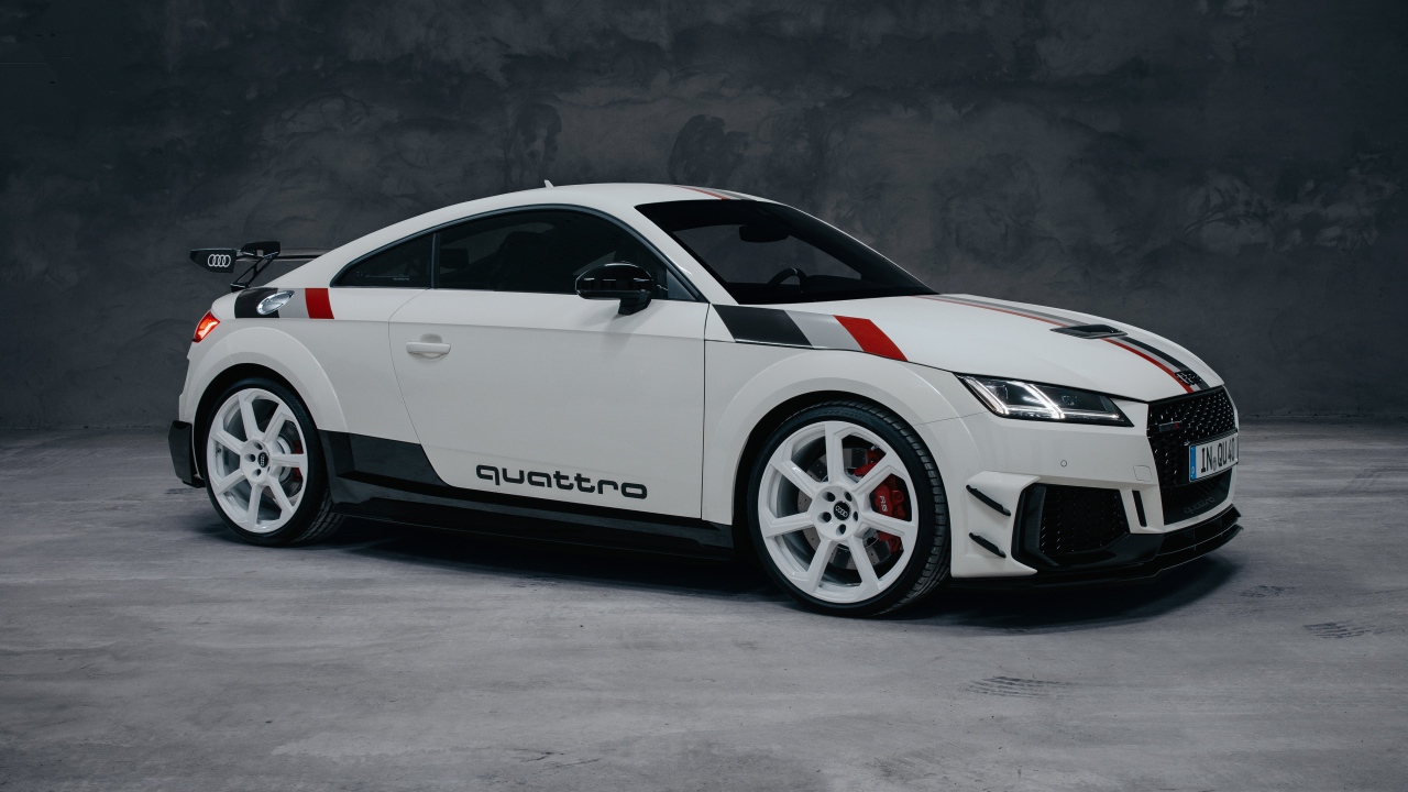 Белый автомобиль Audi TT RS Coupé 40 Jahre Quattro 2020 года на сером фоне