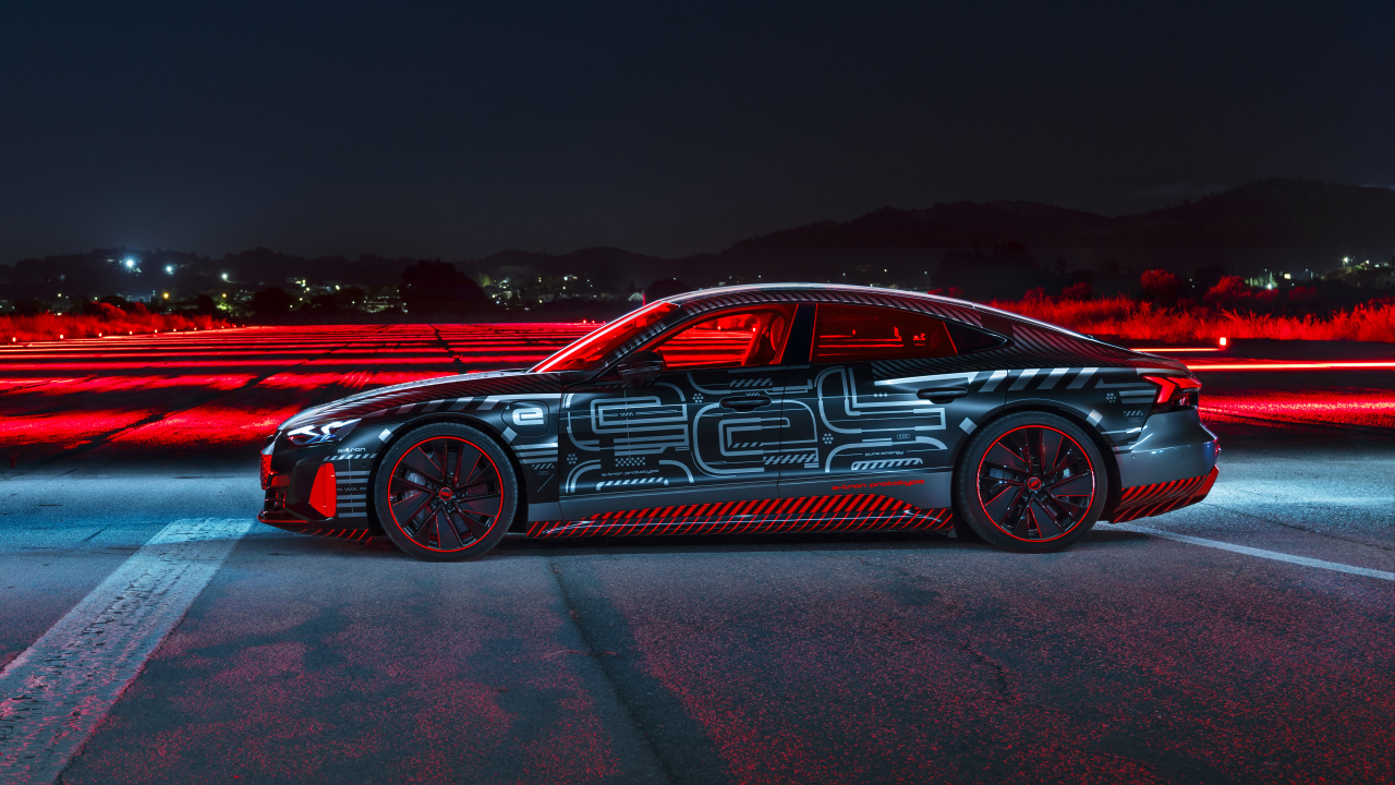 Автомобиль Audi RS E-Tron GT 2021 года ночью
