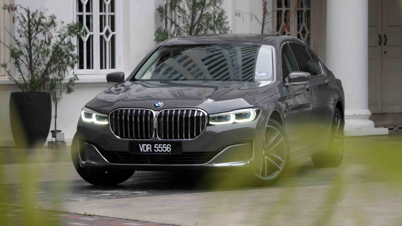 Черный автомобиль BMW 740Le XDrive 2020 года 