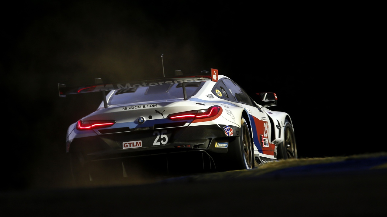Гоночный автомобиль BMW M8 GTE 2020 года на соревнованиях 