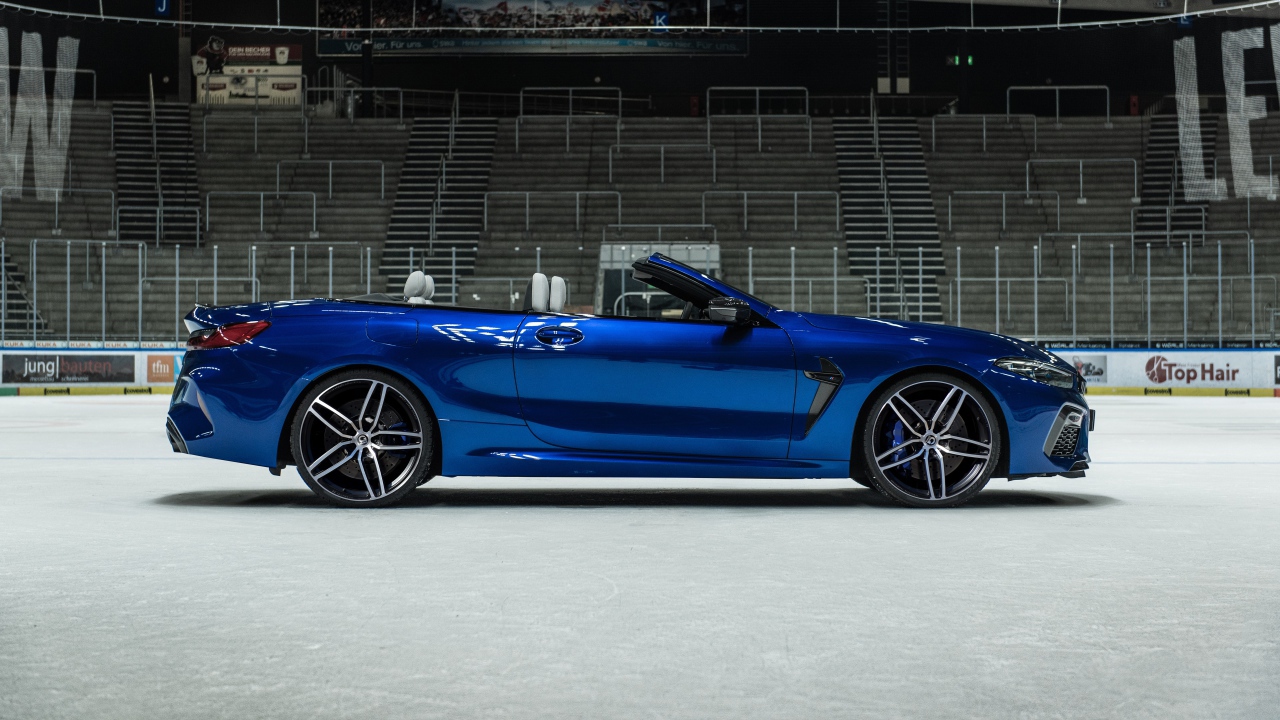 Синий автомобиль  BMW M8 Competition Cabrio 2020 года вид сзади