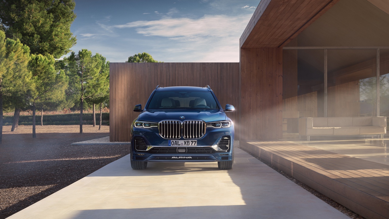 Автомобиль BMW Alpina XB7, 2021 года у дома