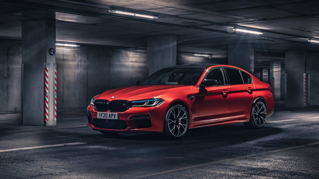 Красный автомобиль BMW M5 Competition 2020 на подземной парковке