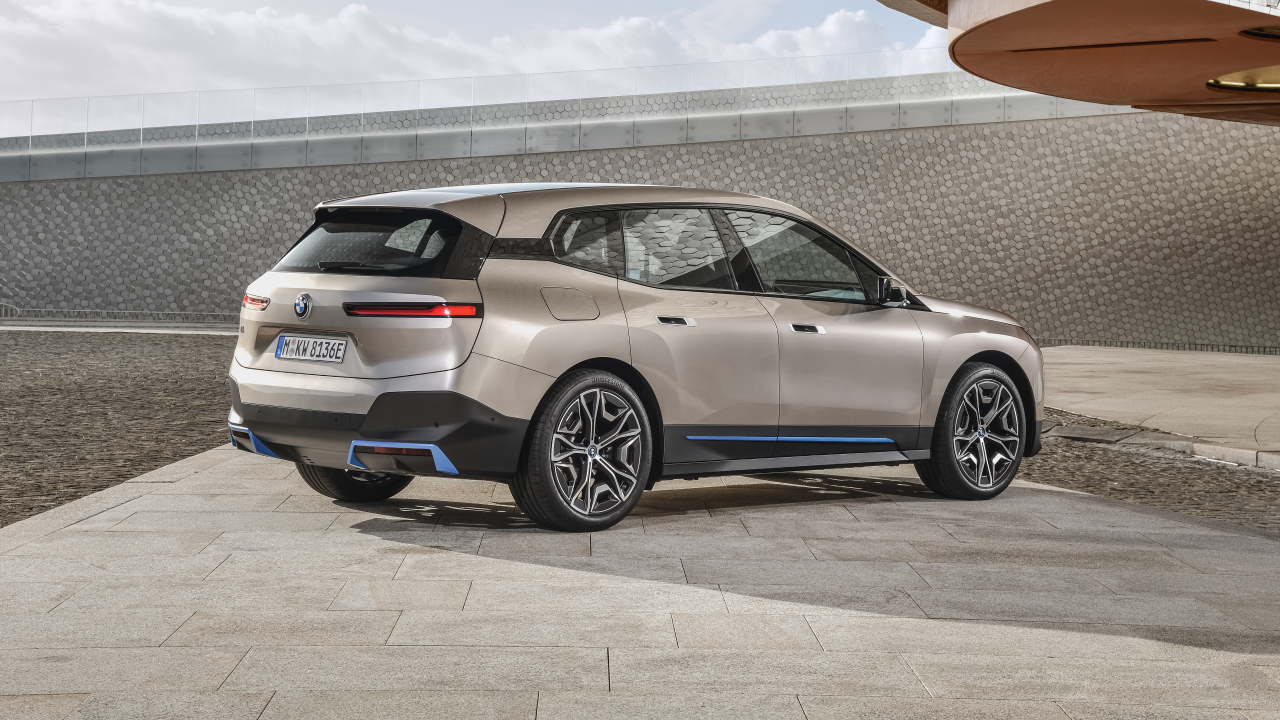 Стильный автомобиль BMW IX Sport 2021  года вид сзади